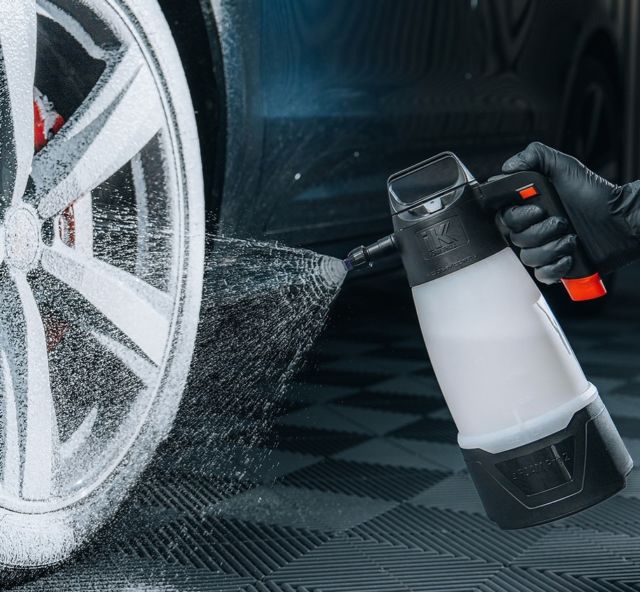 💥 Nouveau chez Detailing Avenue !

Le IK e Foam Pro 2 débarque avec sa batterie intégrée ! Fini le pompage, mousse puissante en un clic ⚡

Autonomie : 8 à 10 réservoirs – pression constante jusqu’à 3 bars 🫧

Disponible en ligne & en showroom !
—————————
📦 Livraison gratuite dès CHF 99.- d’achats !
—————————
📍 : La Maillarde 11, 1680 Romont
🛒 : www.detailingavenue.ch
📨 : info@detailingavenue.ch
📞 : 079 527 96 91