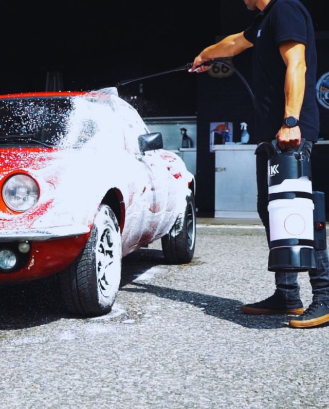 Le IK e Foam Pro 12, un incontournable pour générer une mousse dense et homogène sans effort. Fonctionne sur batterie, idéal pour un usage intensif ou professionnel.

✔ Application rapide et uniforme
✔ Grande autonomie
✔ Pression constante
✔ Disponible en ligne et au showroom

Pratique, fiable et puissant — l’outil parfait pour optimiser vos lavages.
—————————
📦 Livraison gratuite dès CHF 99.- d’achats !
—————————
📍 : La Maillarde 11, 1680 Romont
🛒 : www.detailingavenue.ch
📨 : info@detailingavenue.ch
📞 : 079 527 96 91