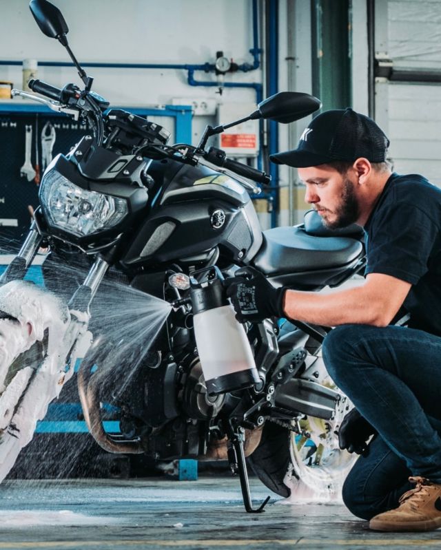 Foam Pro 2 est un pulvérisateur qui permet de faciliter l’étape du pré-lavage et la pulvérisation de produits divers et variés. Grâce à sa conception de grande qualité, il se montre robuste et idéal pour générer facilement une belle mousse, qui favorisera le décrochage des grosses saletés présentes sur votre véhicule. Il peut s’utiliser avec un agent moussant ou avec un shampoing.
—————————
📦 Livraison gratuite dès CHF 99.- d’achats !
—————————
📍 : La Maillarde 11, 1680 Romont
🛒 : www.detailingavenue.ch
📨 : info@detailingavenue.ch
📞 : 079 527 96 91